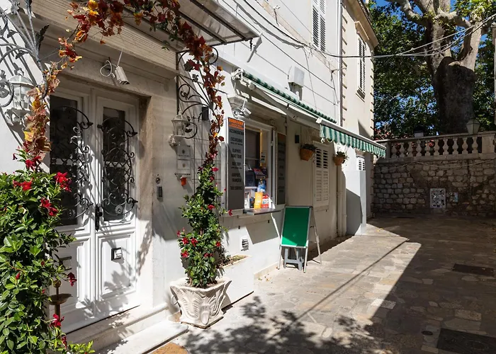 Seistanca Lux -old Entrance