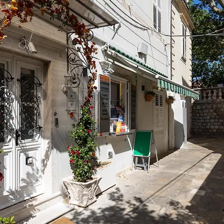 Seistanca Lux -old Entrance